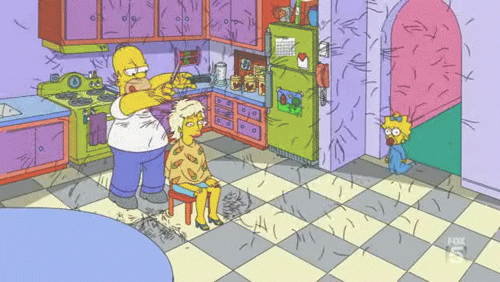 Gif de cena dos Simpsons, na qual Homer corta os cabelos de uma personagem, dentro de sua icônica cozinha, vemos Maggie entrando na cozinha e vendo os fios voarem por todo o cômodo.