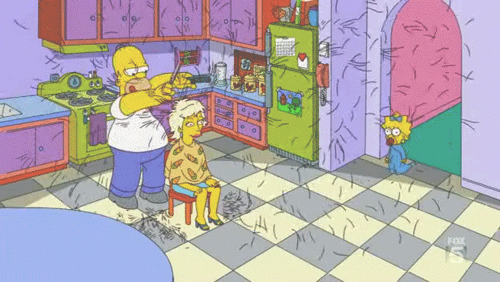 Os simpsons corte de cabelo Gif de cena dos Simpsons, na qual Homer corta os cabelos de uma personagem, dentro de sua icônica cozinha, vemos Maggie entrando na cozinha e vendo os fios voarem por todo o cômodo.