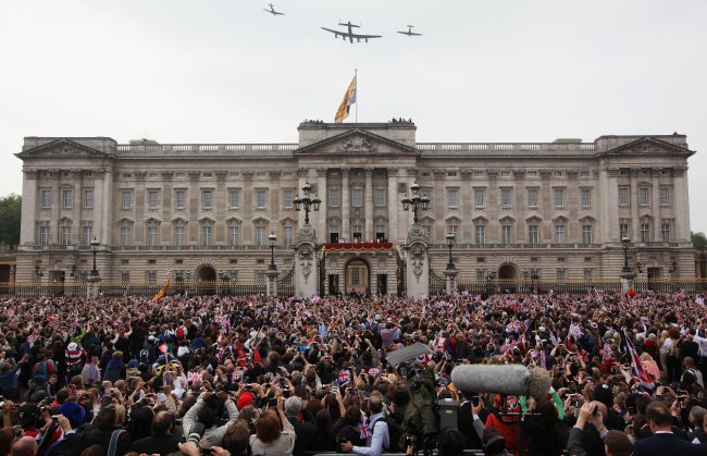 10 curiosidades para comemorar os 10 anos de casamento de William e Kate Imagem mostrando a multidão de pessoas em frente ao Palácio de Buckingham esperando Kate e William aparecerem após o Casamento Real
