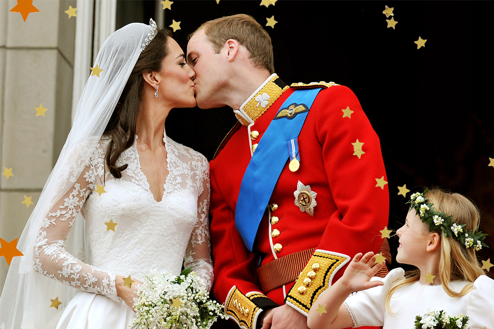 Kate Middleton e Príncipe William vestidos de noivos, se beijando na sacada do Palácio de Buckingham