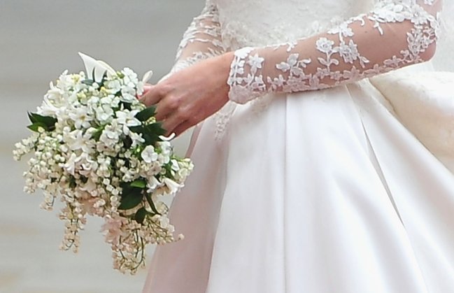 10 curiosidades para comemorar os 10 anos de casamento de William e Kate Detalhes do buquê usado por Kate Middleton no Casamento Real; ele é todo branco, com flores muito pequenas e delicadas