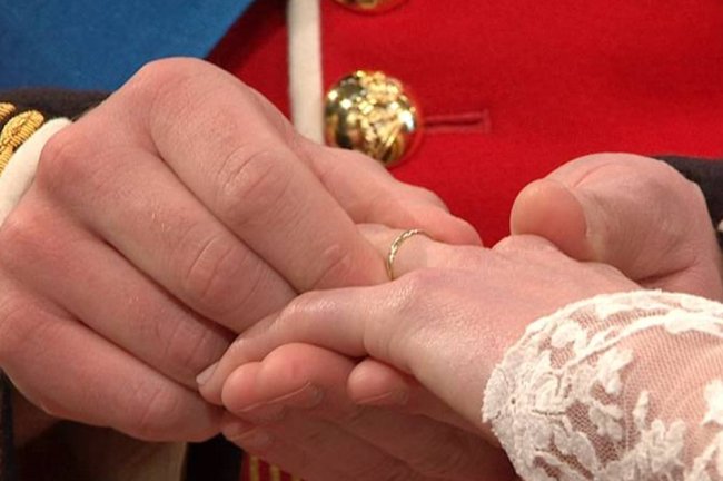 10 curiosidades para comemorar os 10 anos de casamento de William e Kate William colocando a aliança de casamento no dedo de Kate durante o Casamento Real. Ela é bem fininha e dourada
