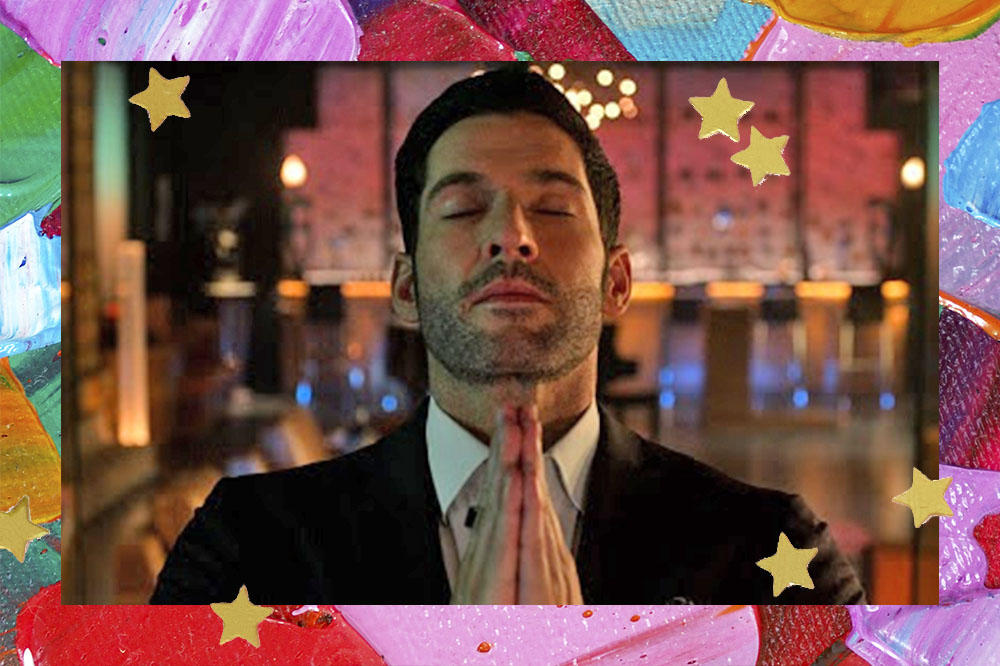 Tom Ellis como Lúcifer na série "Lúcifer" com as duas mãos juntas e os olhos fechados, em sinal de oração.