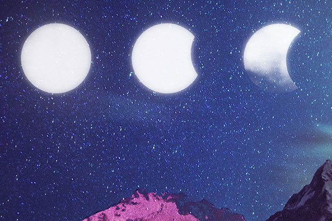 ilustração de um céu azul noturno. Nele, há três luas. Uma cheia, outra levemente minguante e outra minguante