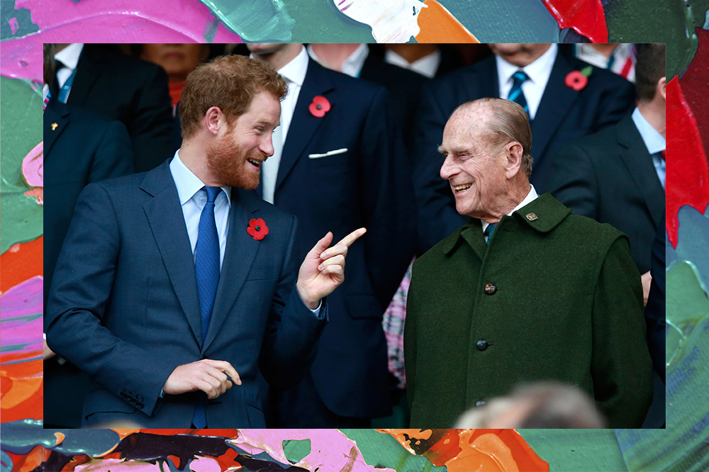 Príncipe Harry olhando sorrindo e apontando para o avô, Príncipe Philip enquanto ele também ri.