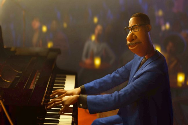 Cena da animação Soul; protagonista toca piano em um clube de jazz