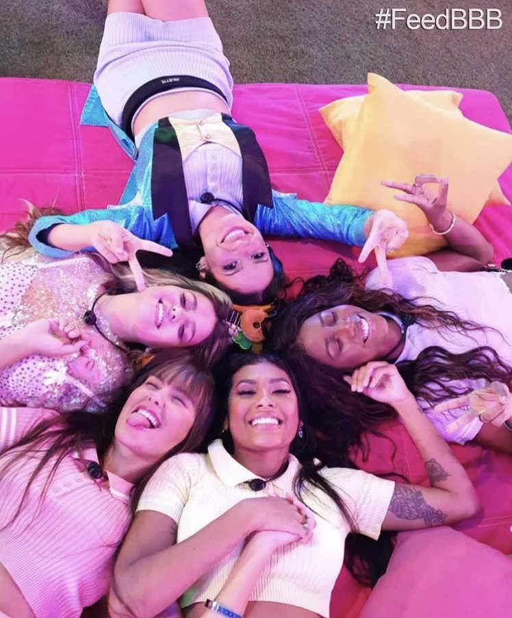 thais-camilla-viihtube-juliette-pocah-sisters-bbb21 Viih Tube, Thais, Pocah, Camilla de Lucas e Juliette, do Big Brother Brasil 21. Elas estão deitadas em círculo olhando para cima e sorrindo.