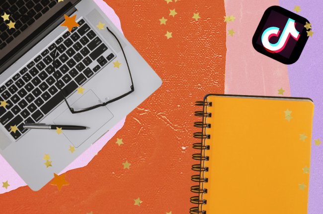 tiktokestudos A colagem mostra um computador prateado, com um óculos e uma caneta apoiados em cima, um caderno espiral laranja e o logo do aplicativo TikTok
