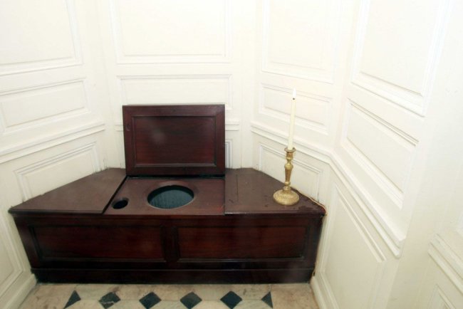 Já tomou hoje? Dez curiosidades sobre o banho Imagem que mostra como era o vaso sanitário da rainha Maria Antonieta, no Palácio de Versalhes