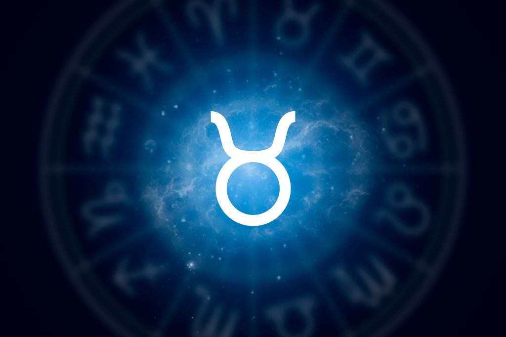 O símbolo astrológico do signo de Touro sobre um fundo azul estrelado com o mapa astral sombreado de fundo