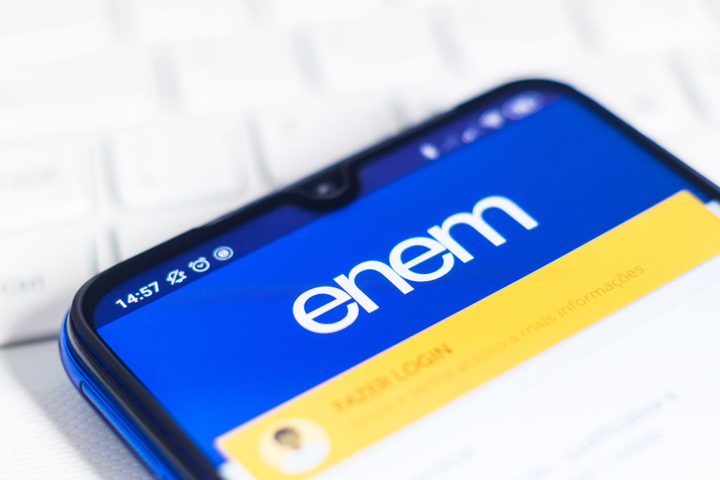 Foto de um celular e na tela o site do Enem
