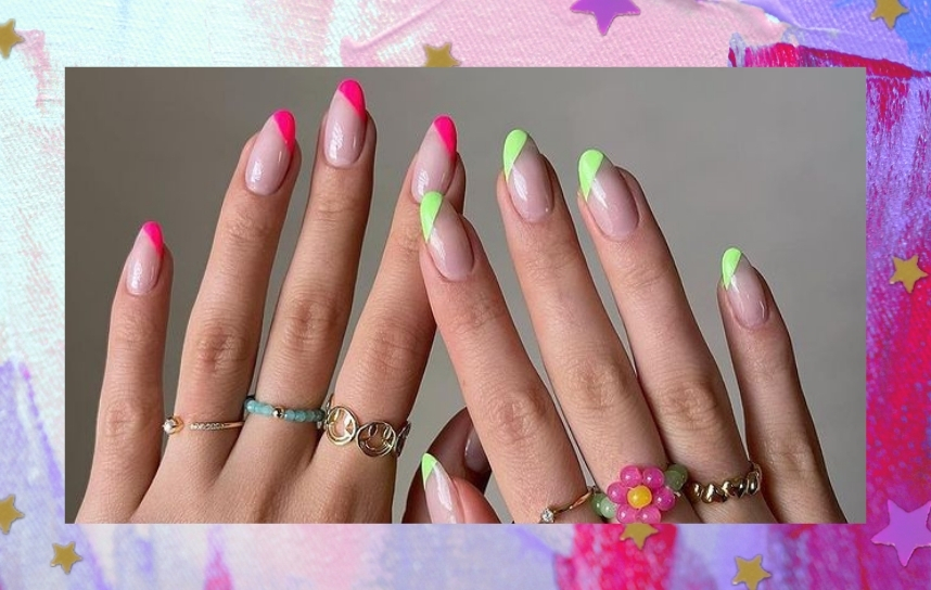 Foto mostrando uma mão com os dedos esticados para evidenciar as unhas pintadas em francesinha colorida sendo uma das mãos com a unha rosa e a outra verde.