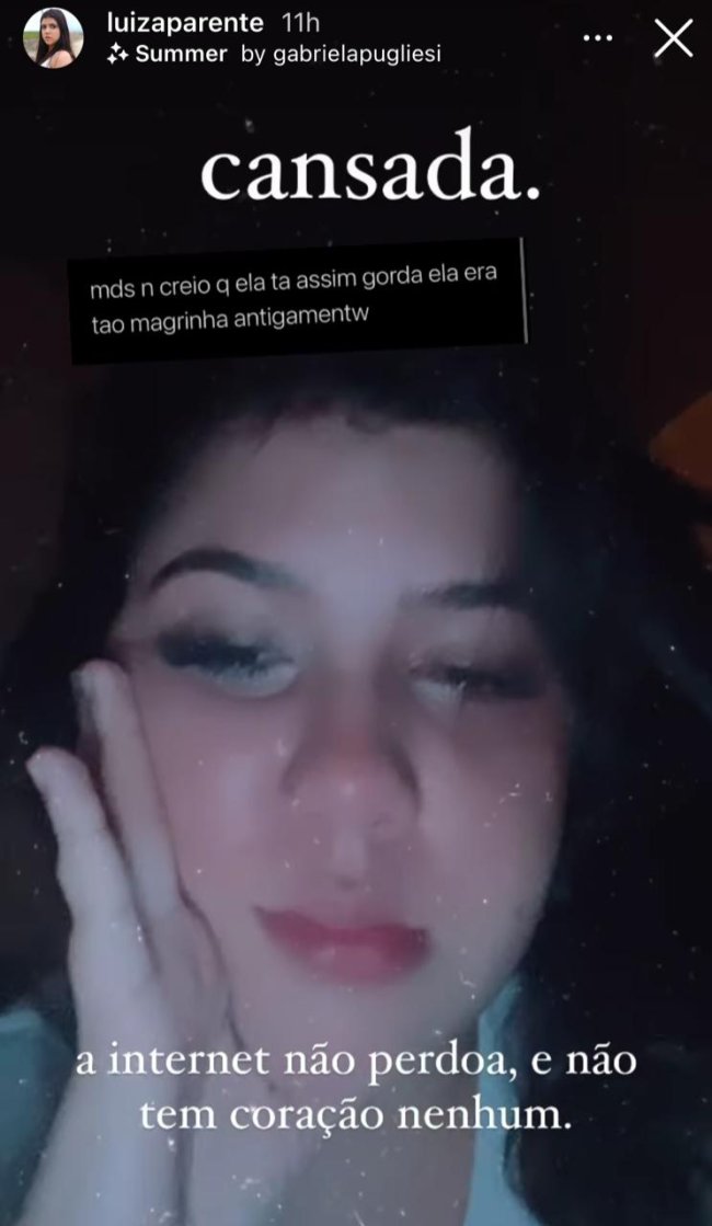 Luiza Parente desabafo gordofobia Print dos stories da influenciadora Luiza Parente, no qual ela aparece chorando e com a maquiagem borrada. A imagem não tem muita resolução para vermos maiores detalhes.