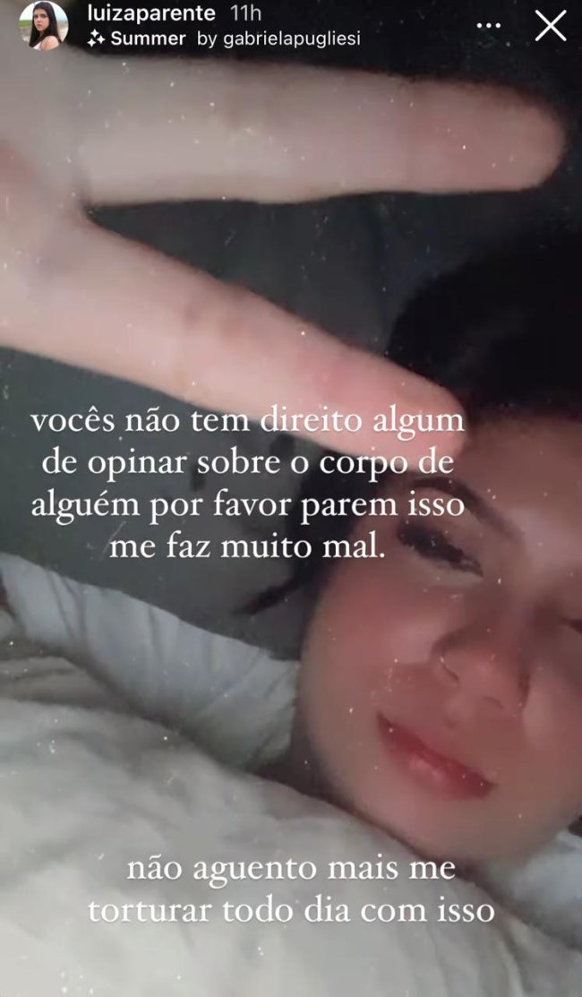 Luiza Parente desabafo Print dos stories da influenciadora Luiza Parente, no qual ela aparece chorando e com a maquiagem borrada. A imagem não tem muita resolução para vermos maiores detalhes.