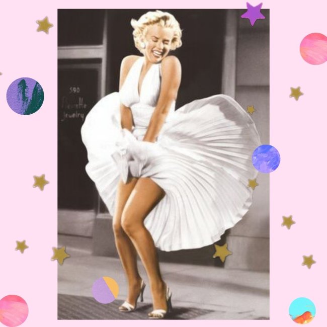 Marilyn Monroe com a barra do vestido voando, enquanto tenta segurá-la, sorridente.