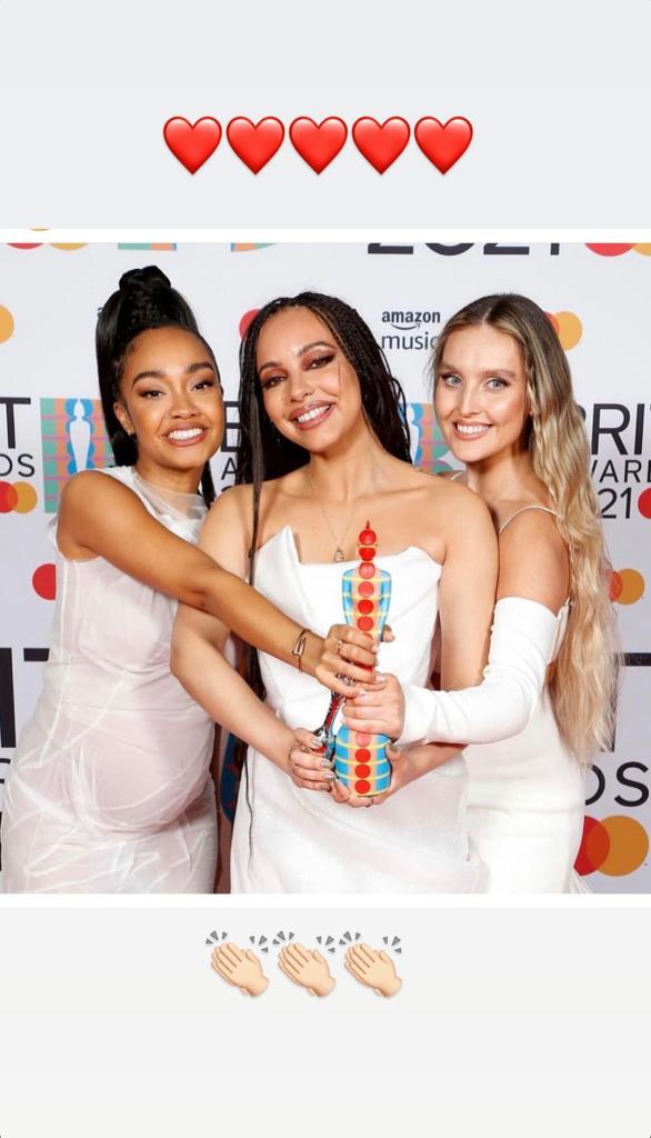 Story de Jesy no Instagram com Leigh-Anne, Jade Thirlwall and Perrie Edwards segurando o prêmio do Brits Awards 2021. Há cinco corações vermelhos no topo da imagem e três palmas batendo embaixo.