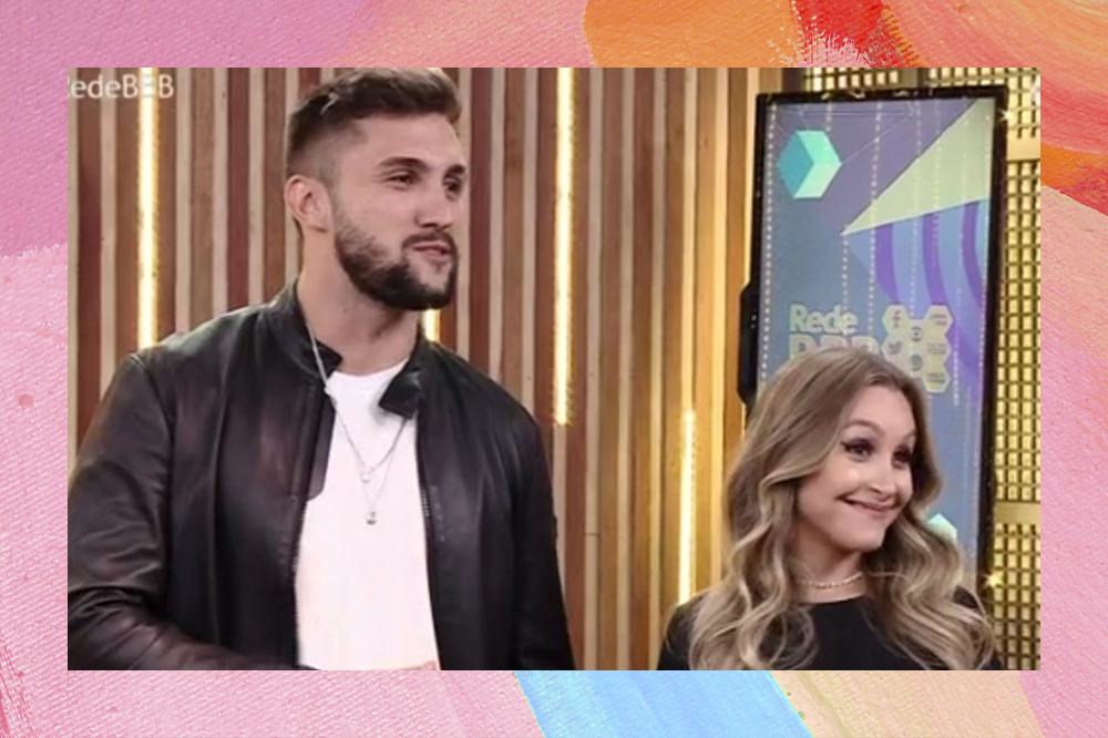 Arthur falando ao lado de Carla Diaz no programa Rede BBB.