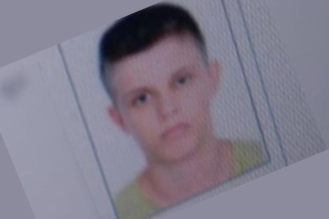 Autor do massacre em creche tem alta hospital e segue isolado em presídio Imagem liberada pela polícia do autor de massacre em creche de SC. Ele é branco, tem o cabelo curto, quase raspado, e veste uma camiseta esverdeada.