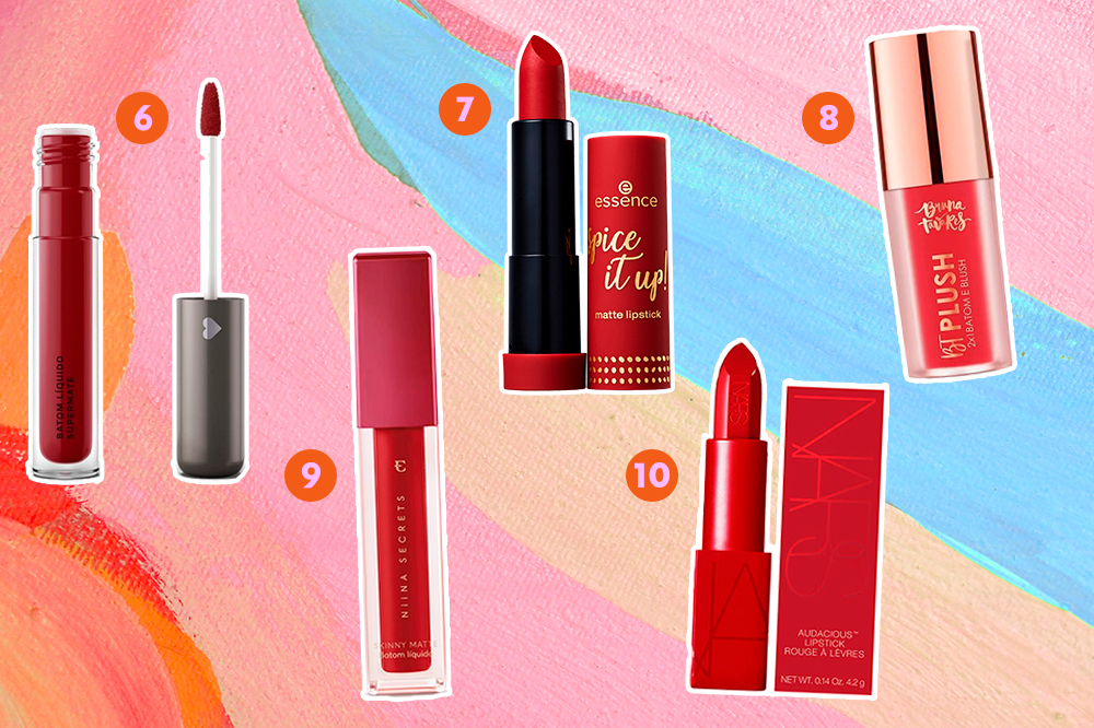 batom-vermelho-produtos-02 Montagem com cinco opções diferentes de batons vermelhos, de batom líquido a batom em bala, cremoso ou matte. O fundo da montagem é rosa, laranja e azul.