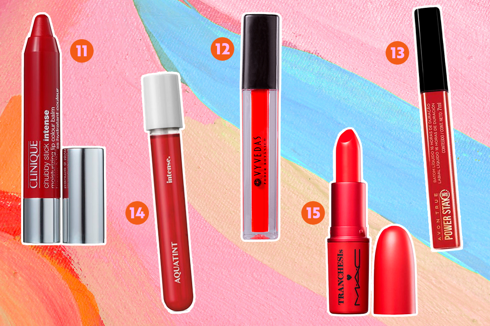 batom-vermelho-produtos-03 Montagem com cinco opções diferentes de batons vermelhos, de batom líquido a batom em bala, cremoso ou matte. O fundo da montagem é rosa, laranja e azul.