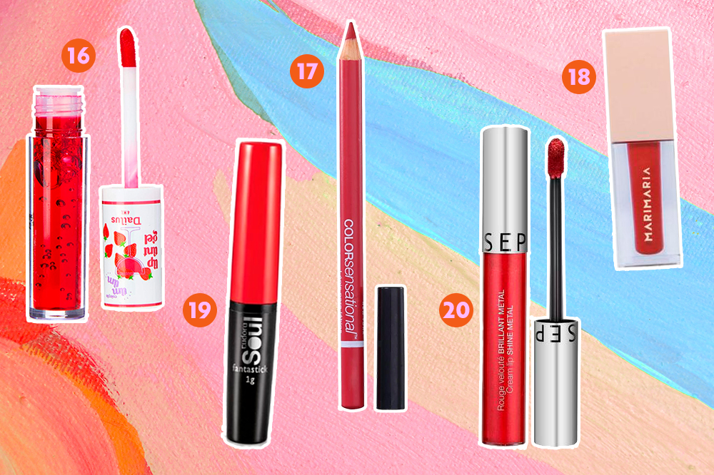 batom-vermelho-produtos-04 Montagem com cinco opções diferentes de batons vermelhos, de batom líquido a batom em bala, cremoso ou matte. O fundo da montagem é rosa, laranja e azul.