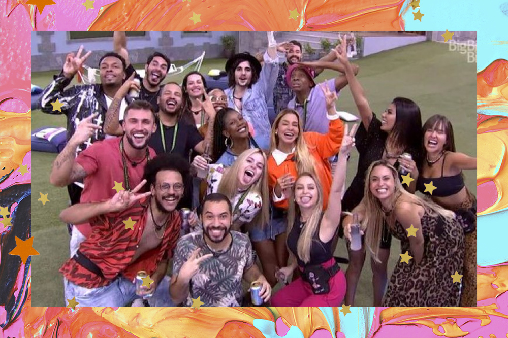 Participantes do BBB21 reunidos no gramado para foto, eles estão sorrindo com as mãos para cima e posando próximos uns dos outros; a moldura da foto é uma textura de aquarela em tons de laranja, amarelo, azul e rosa com estrelas amarelas e laranja por cima da imagem