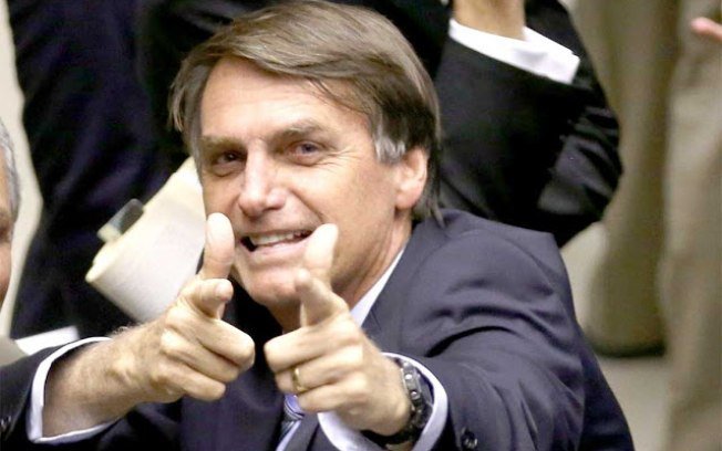 Jair Bolsonaro fazendo arma com a mão