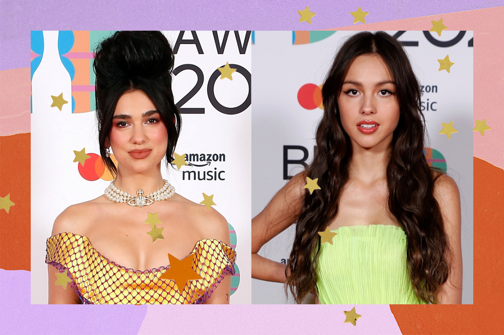 Montagem com Dua Lipa e Olivia Rodrigo no BRIT Awards 2021. À esquerda, Dua está com um vestido dourado com uma rede de furinhos roxos por cima, um coque volumoso e colar de pérolas, além de expressão facial alegre sem mostrar os dentes. À esquerda, Olivia Rodrigo usa um vestido sem alças verde-limão, cabelo solto e expressão facial séria. O fundo da montagem é nas cores rosa, laranja e lilás, e tem algumas estrelinhas douradas e laranjas por cima das fotos.