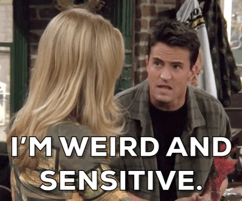 Chandler, de Friends, dizendo que é estranho e sensível