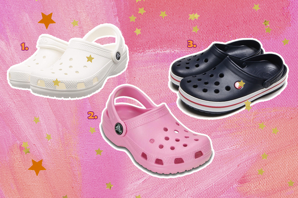 Montagem com três modelos do sapato Crocs que estão à venda no Brasil. Um modelo branco, outro rosa e um azul escuro com listra vermelha no solado branco. O fundo da montagem é rosa e tem algumas estrelinhas douradas e laranjas.