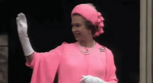 Rainha Elizabeth acena com a mão direita vestindo um conjuntinho de paletó e chapéu rosa pink