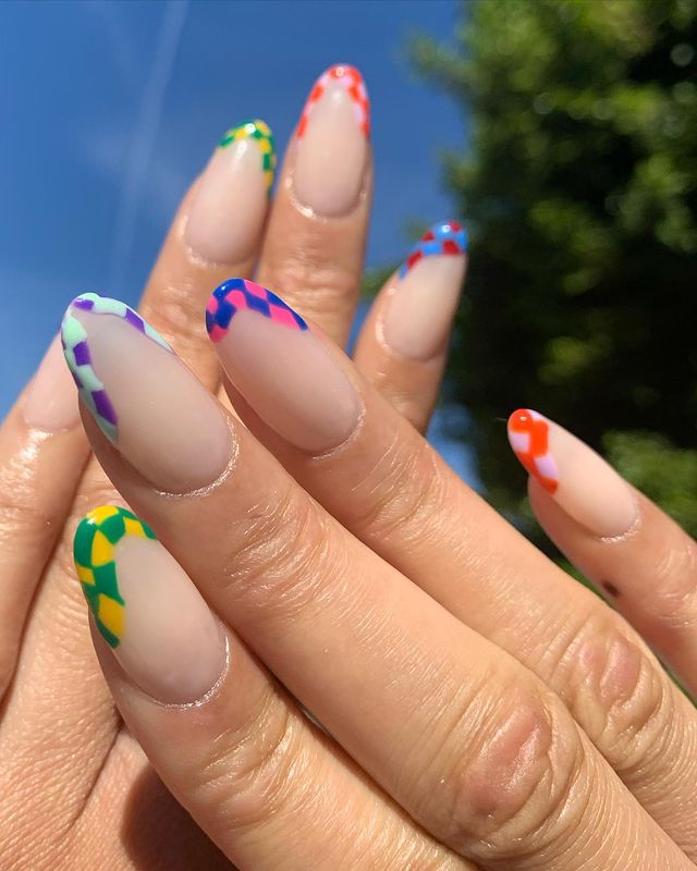Foto de unhas com nail art com francesinha xadrez colorida.