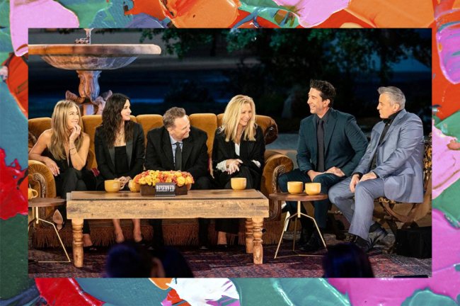 Jennifer Aniston (Rachel), Courteney Cox (Monica), Lisa Kudrow (Phoebe), Matt LeBlanc (Joey), David Schwimmer (Ross) e Matthew Perry (Chandler) sentados em um sofá durante o especial 