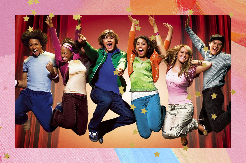 Da esquerda para a direita: Corbin Blue, Monique Coleman, Zac Efron, Vanessa Hudgens, Ashley Tisdale, Lucas Gabreel, todos pulando em frente a uma cortina de teatro