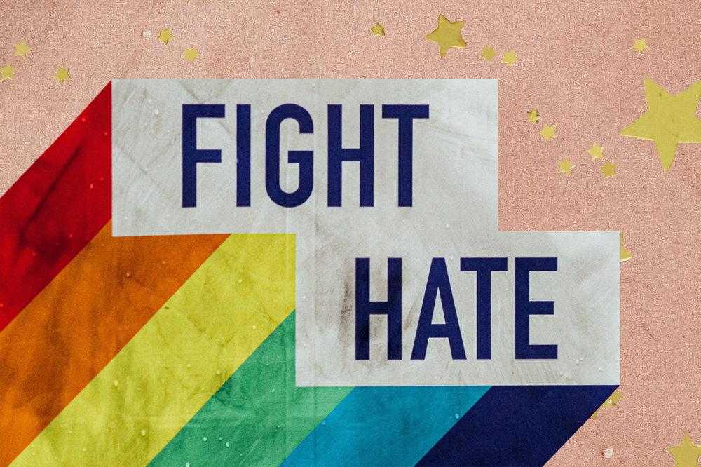 Arte de um arco-íris com os dizeres "Fight Hate" sobre um fundo rosa com estrelas douradas