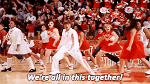 Cena de High School Musical em que eles cantam We Are All In This Togheter; estudantes estão em um ginásio dançando com roupas brancas e vermelhas