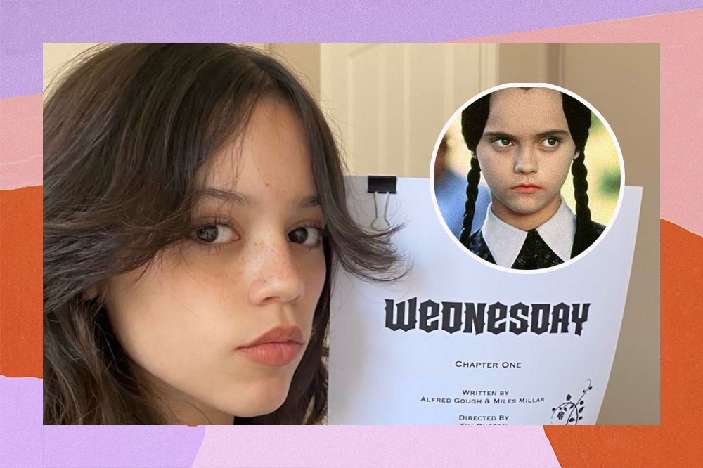 Atriz Jenna Ortega segurando um roteiro na mão com uma imagem da Wandinha Addams dentro de um círculo ao seu lado