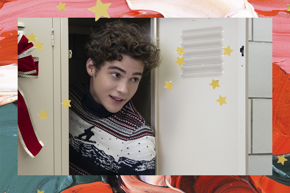 Joshua Basset como Ricky em "High School Musical: A Série: O Musical" saindo de um armário na escola.