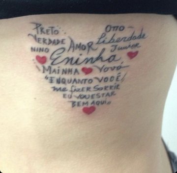 Tatuagem de Juliette, vencedora do BBB21, na costela antes de ser refeita; o desenho são vários omes de membros de sua família escritos pela própria Juliette formando um coração; quatro corações vermelhos menores decoram o interior do coração maior