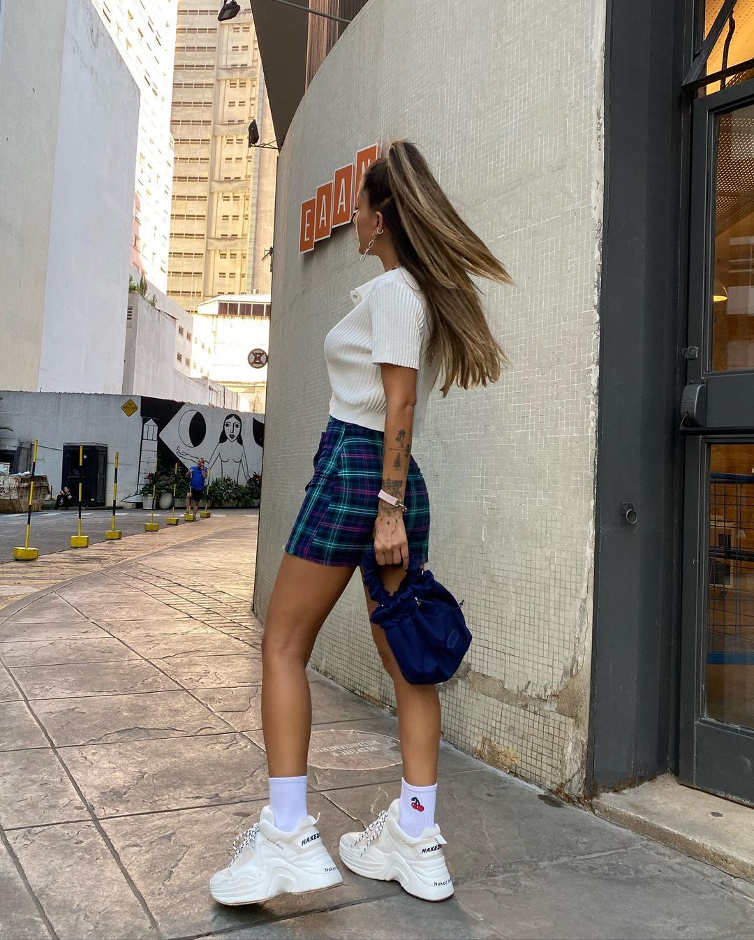 Roupa preta e tenis hot sale branco