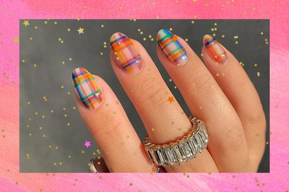 Montagem com fundo rosa e foto de uma mão com nail art xadrez colorida.