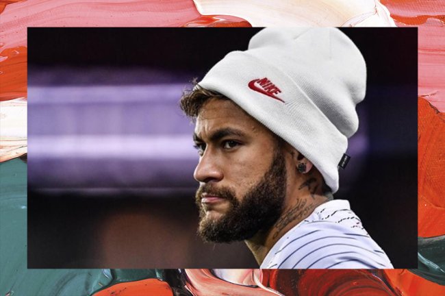 Neymar de perfil, com cara de desconfiado e usando uma touca de lã branca com o símbolo da Nike em vermelho