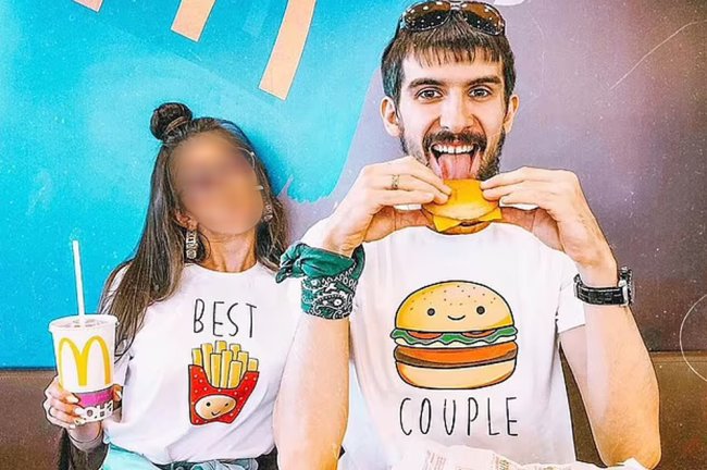 Mais uma influenciadora é morta na Rússia; marido é principal suspeito A influenciadora posa ao lado do marido no McDonald's. Eles vestem looks combinando, com a estampa