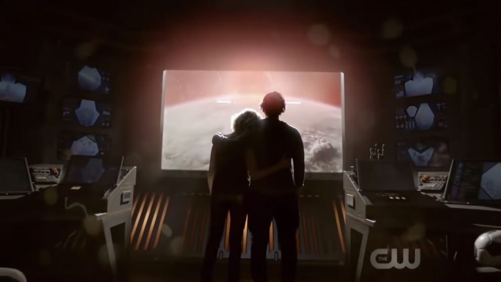 Silhueta de Clarke e Bellamy abraçados em uma nave observando um novo planeta na cena final da quinta temporada de The 100