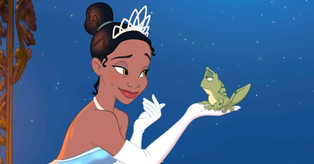 A princesa Tiana, do filme A Princesa e o Sapo, da Disney, usando tiara, vestido e luvas de princesa, enquanto segura o sapo com uma das mãos.