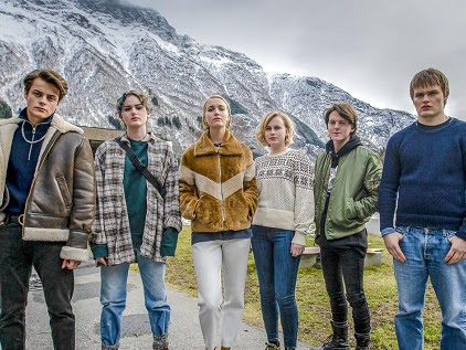 unnamed (10) Elenco de Ragnarok em frente a uma montanha