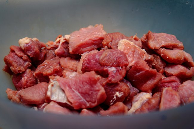 Consumo de carne no país é o menor desde 1996; razão não é o meio ambiente Tigela com uns pedaços de carne crua e vermelha cortados