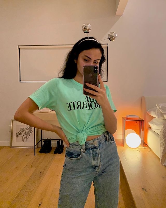 Camila Mendes com a blusa amarrada Camila Mendes usando camiseta com nó