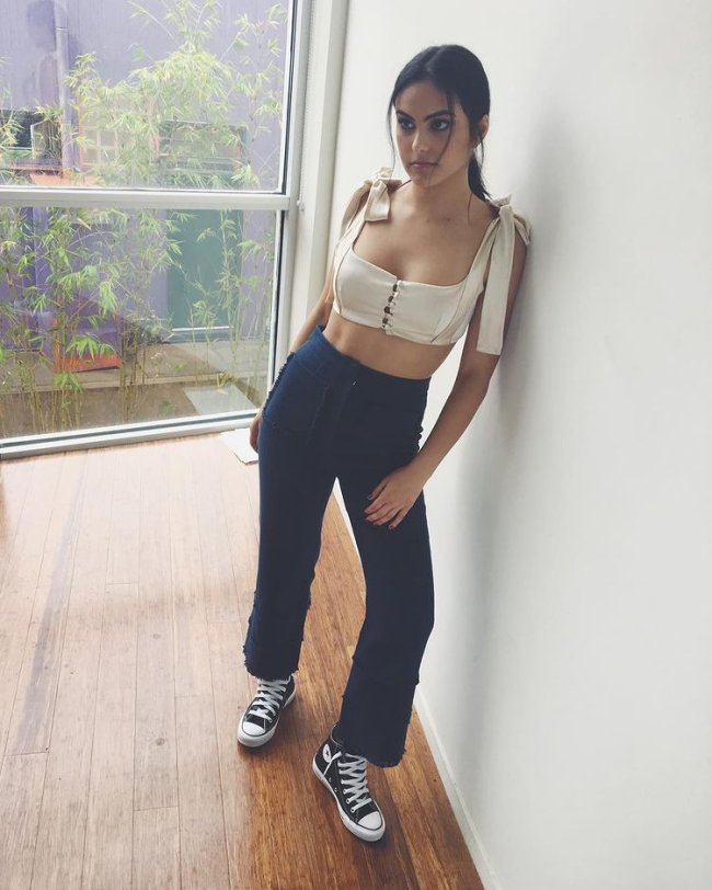 Camila Mendes com Allstar Camila Mendes com cropped romântico