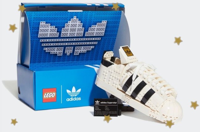 Foto com fundo branco, mostrando com detalhes as peças de lego montadas no tênis da Adidas.